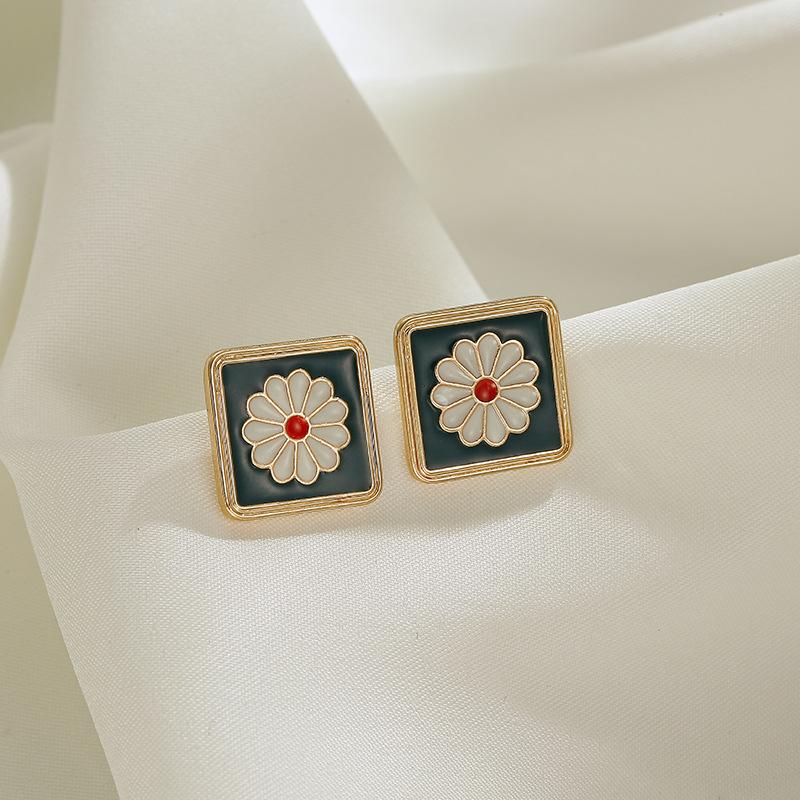 Vintage Daisy Stud Earrings