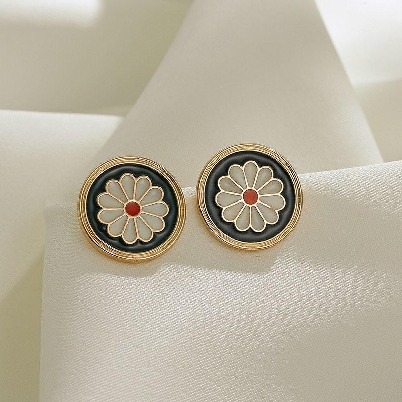 Vintage Daisy Stud Earrings