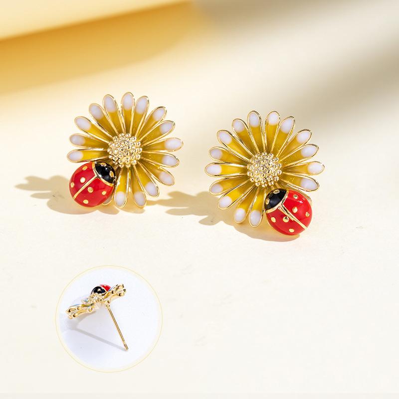 Flower Small Fresh Daisy Earrings