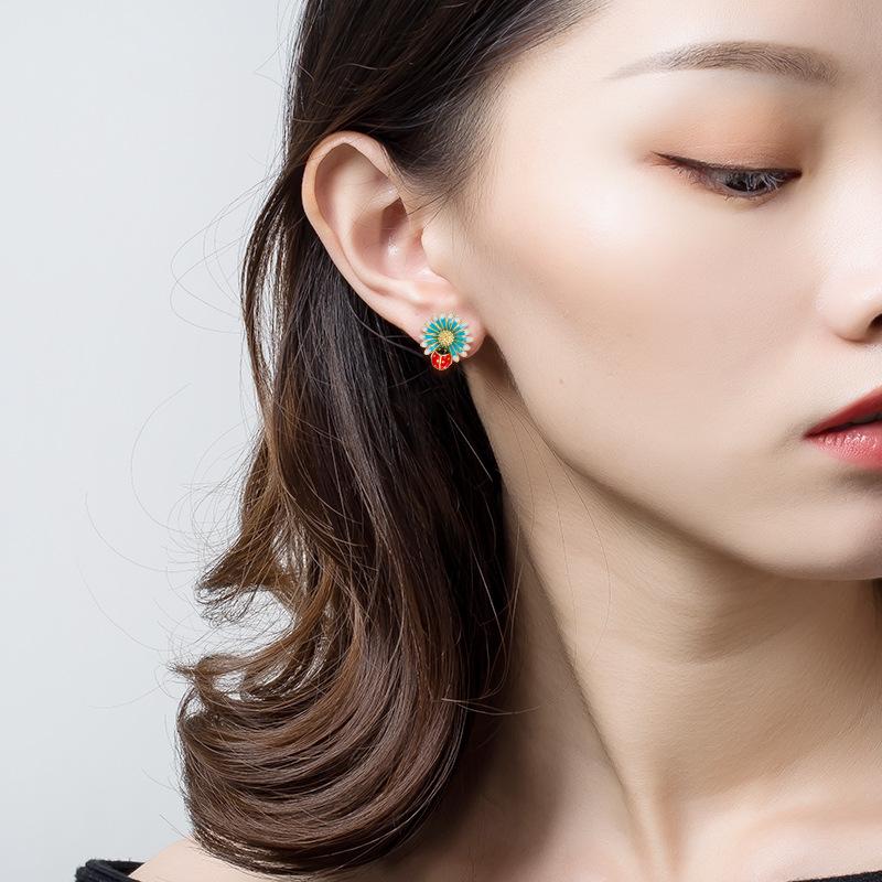 Flower Small Fresh Daisy Earrings