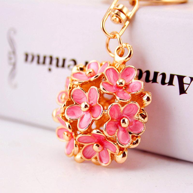 Elegant Hollow Daisy Flower Keychain Pendant