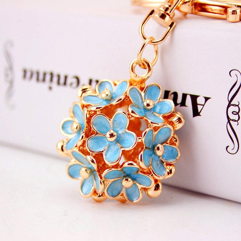 Elegant Hollow Daisy Flower Keychain Pendant
