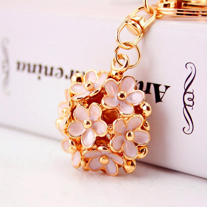 Elegant Hollow Daisy Flower Keychain Pendant