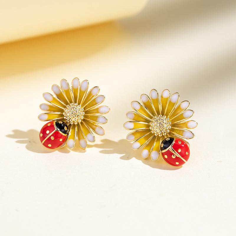 Flower Small Fresh Daisy Earrings