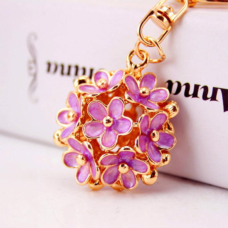 Elegant Hollow Daisy Flower Keychain Pendant