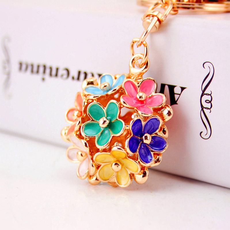 Elegant Hollow Daisy Flower Keychain Pendant