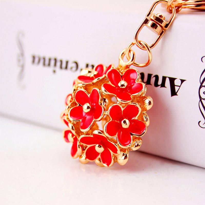 Elegant Hollow Daisy Flower Keychain Pendant