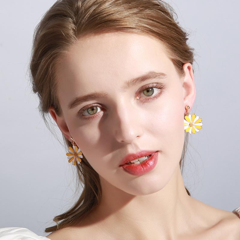 Fashion Little Daisy Temperament Earrings