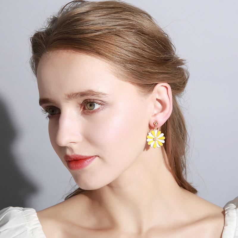 Fashion Little Daisy Temperament Earrings