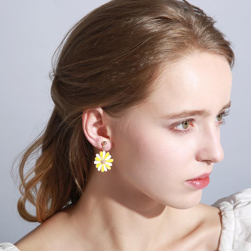 Fashion Little Daisy Temperament Earrings